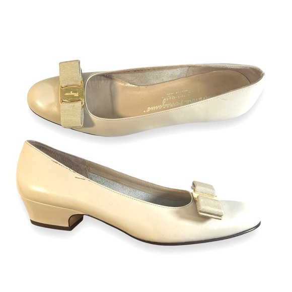 SALVATORE FERRAGAMO Beige Flats with Signed Gold Tone Logo Bows SZ 7.5 AAAA - Picture 1 of 15